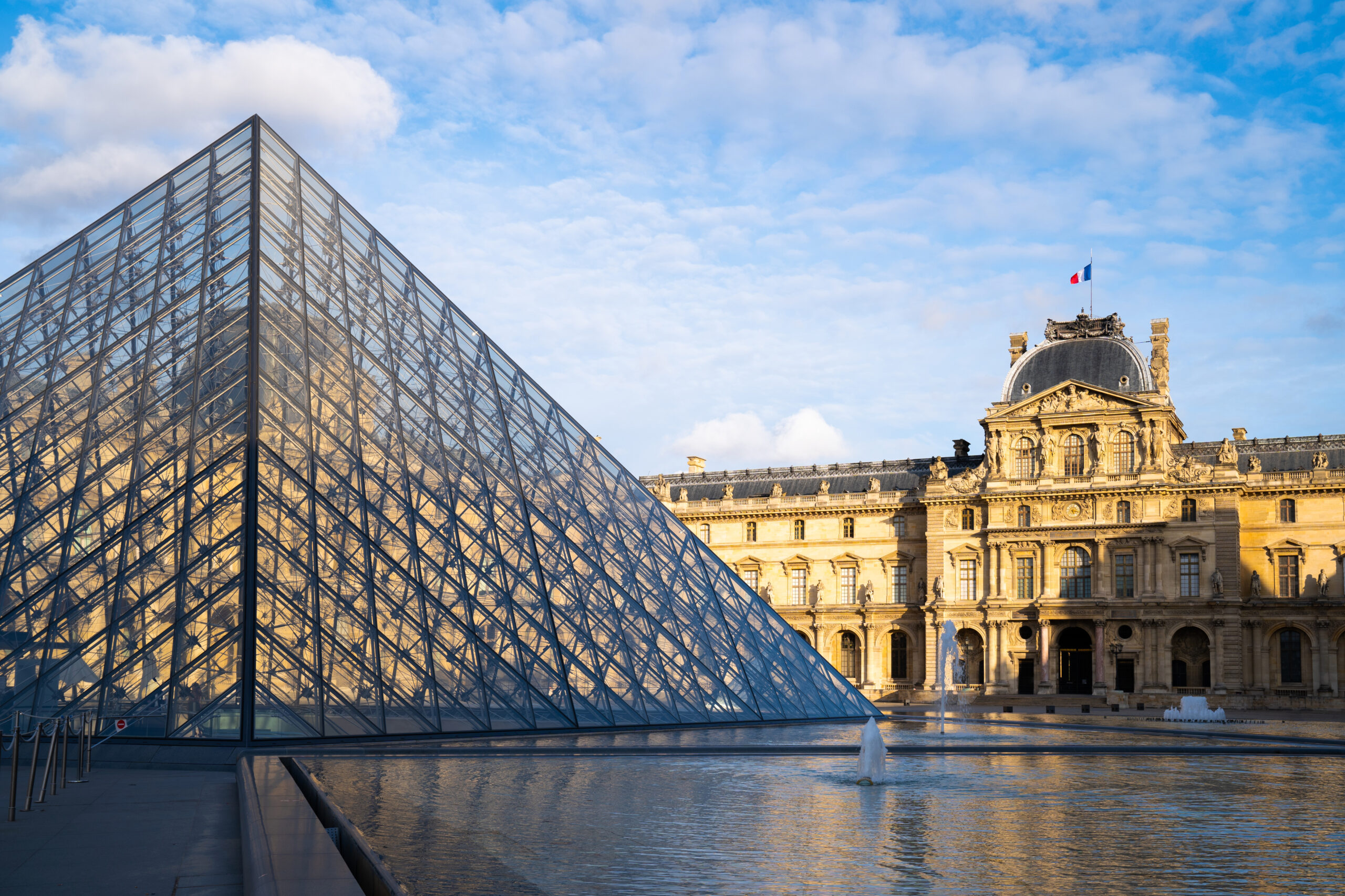 Der Pariser Louvre ist das berühmteste Museum der Welt. Foto © alexugalek stock adobe